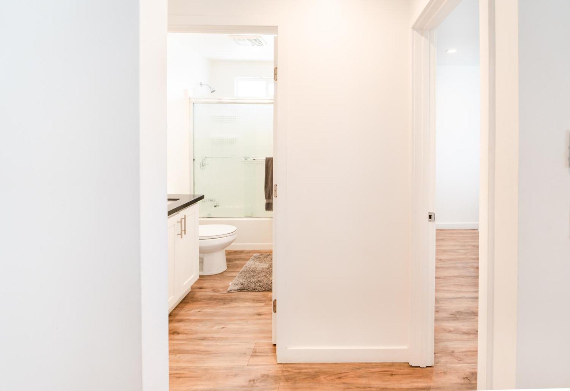 Sleek 1-bedroom With Ac & Gated Parking Space Apartamento Los Ángeles
